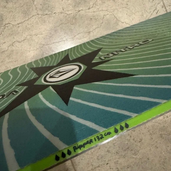 132 CM Volcom Nitro Snowboard - Picture 16 of 16